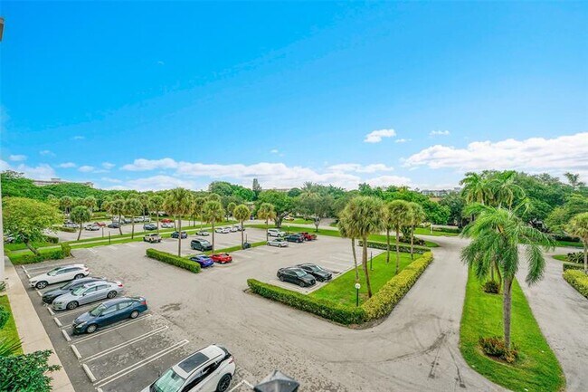 Building Photo - 3150 N Palm Aire Dr