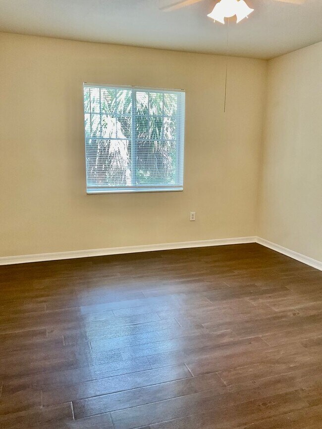 Building Photo - Large 3 bedroom