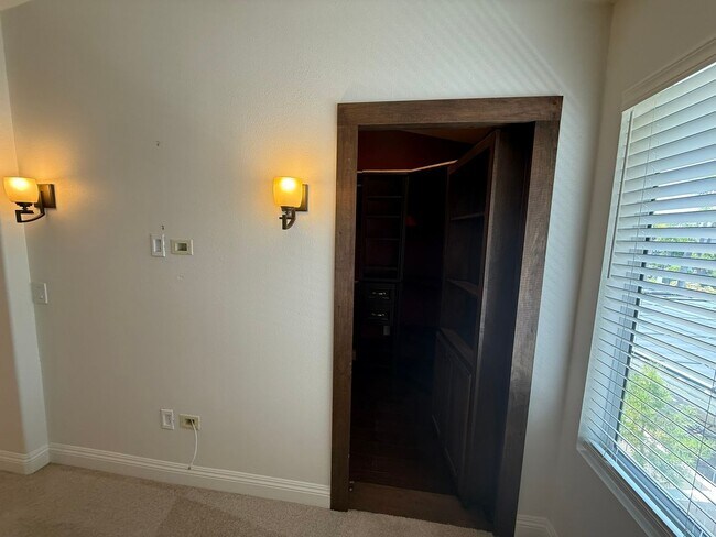 Building Photo - LOCATION LOCATION!! 4BR/3BA Townhome in De...