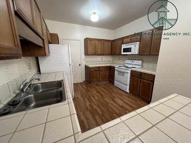 Building Photo - Two Bed Pacific Grove Condo in Gated Commu...