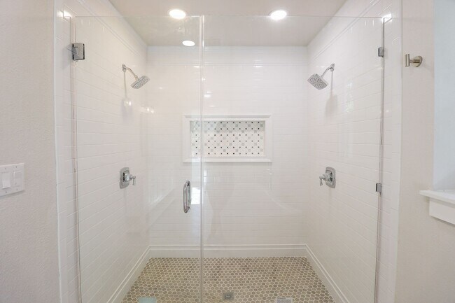 Building Photo - 4 Bed | 3 Bath on Keystone Lake!