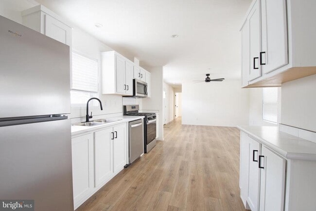 Building Photo - 161 Carnation Dr