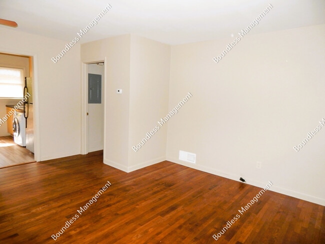 Building Photo - 2476 Maple St