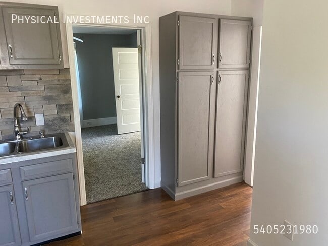 Building Photo - 1 17th St SE