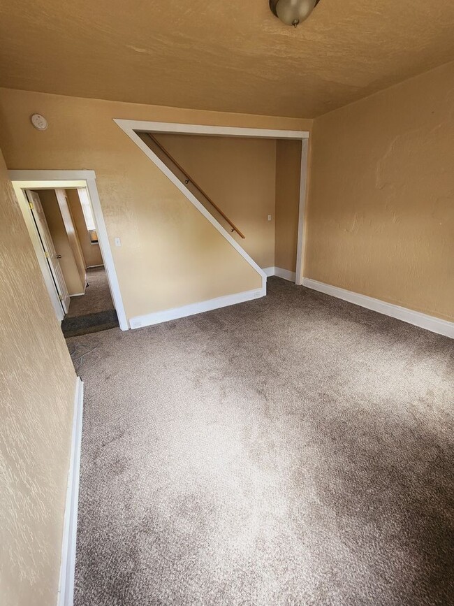 Building Photo - 2 Bed 1 Bath Townhouse for Rent in Lawrenc...