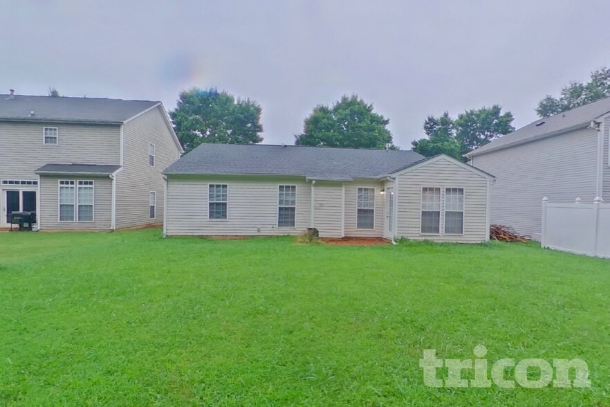 Building Photo - 1816 Oakdale Green Dr