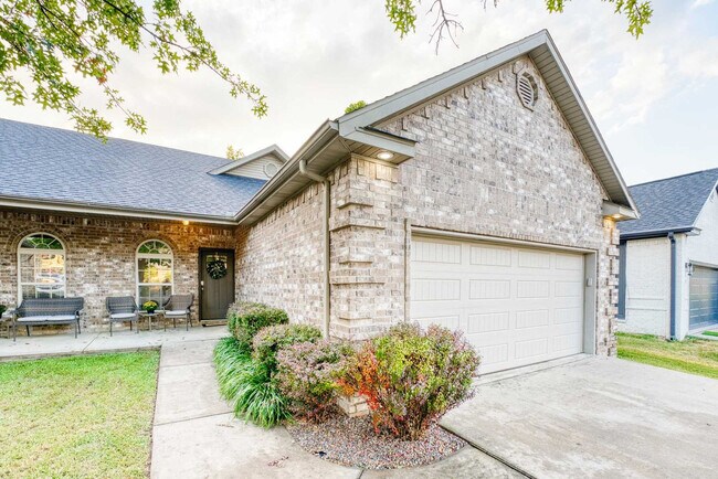 Building Photo - 1517 NW Bell Royal Ct