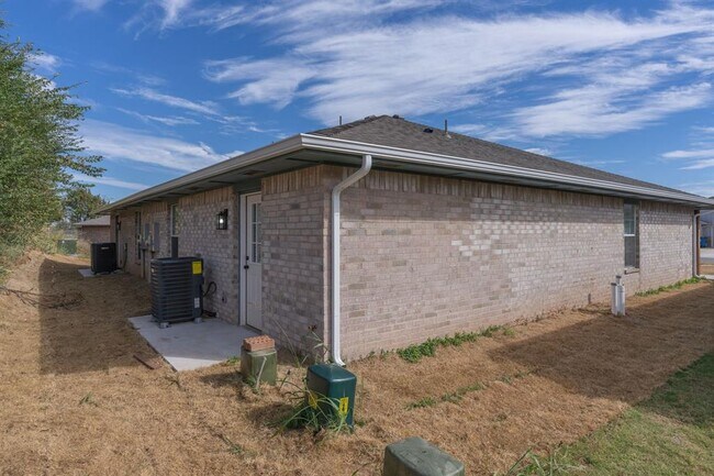 Building Photo - 537 Parkhill Cir