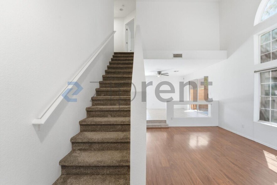 Building Photo - 17606 N 17th Pl