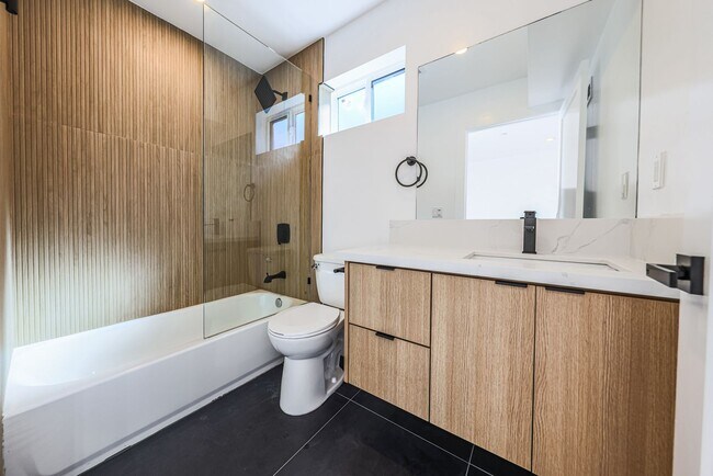 Building Photo - 1237 N Orange Dr