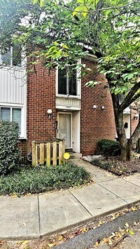 Building Photo - Beautiful 3 Br 2.5 Ba Townhome in Greenber...