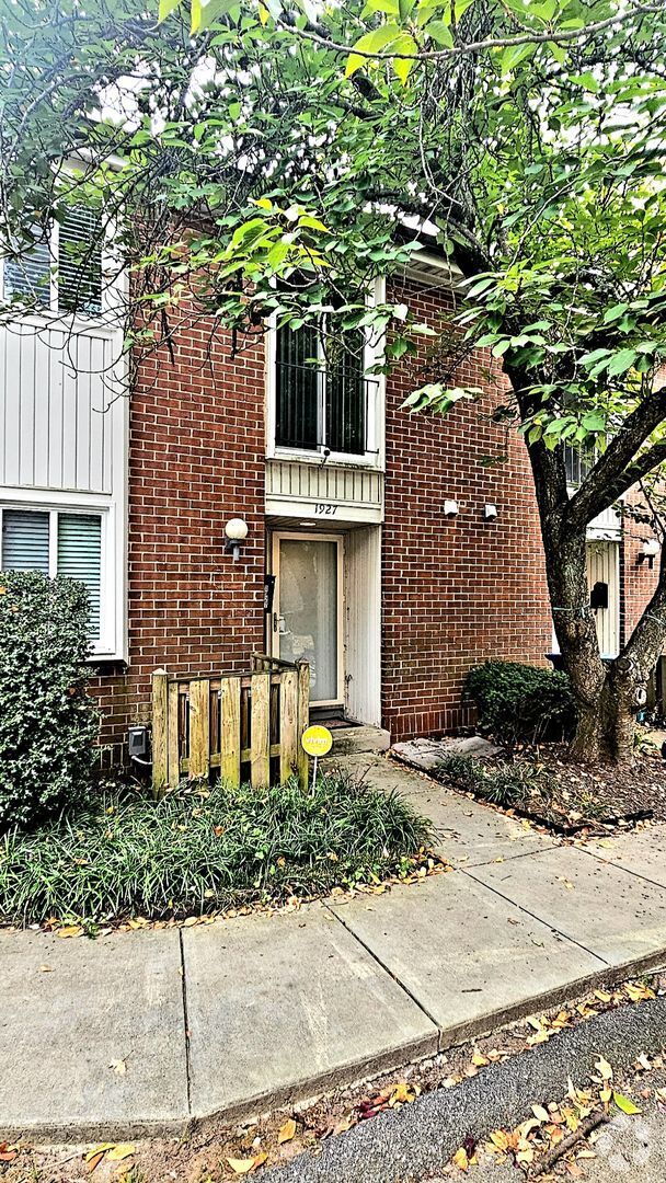Building Photo - Beautiful 3 Br 2.5 Ba Townhome in Greenber...