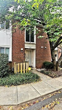 Building Photo - Beautiful 3 Br 2.5 Ba Townhome in Greenber...
