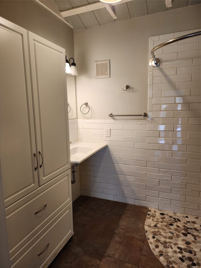 Building Photo - 13373 Southshore Dr