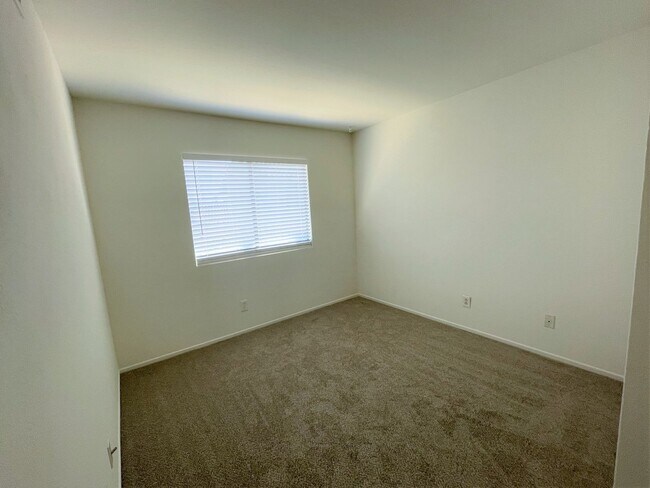 Building Photo - Large and Bright Mira Mesa Home