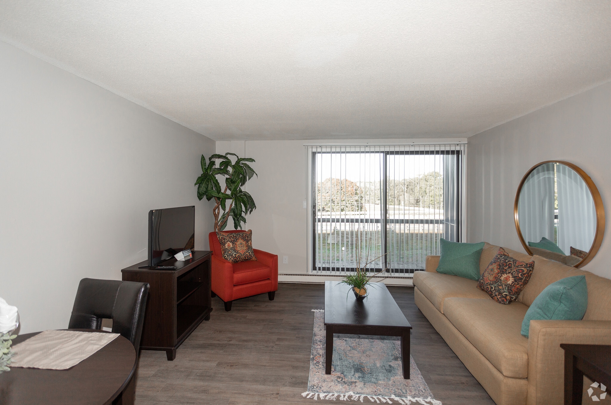 2BR, 2BA - 1000 SF - Edgewater Apartments