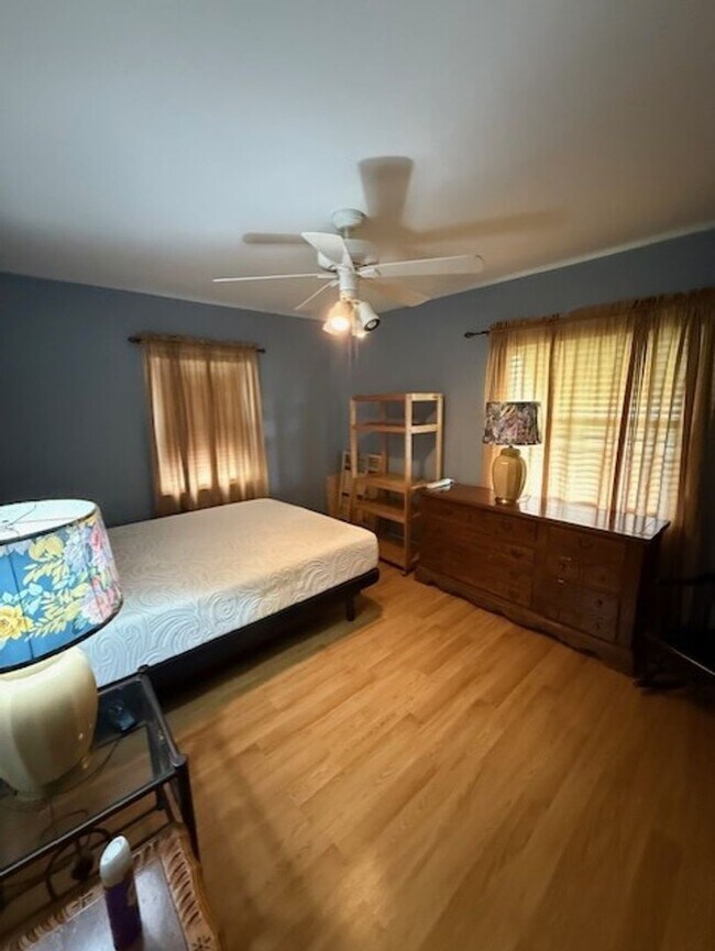 Building Photo - Well maintained 2/2 with a large yard in a...