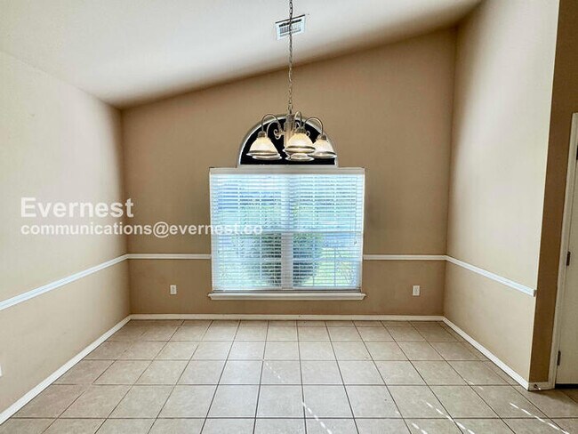 Building Photo - 3 Bed/2 Bath Home with Fenced Yard & Garage / Pet-Friendly / Available Now!