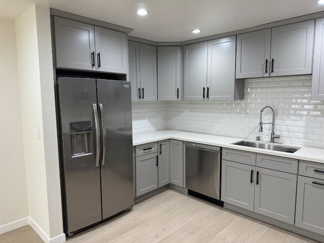 Building Photo - 711 Westmount Dr