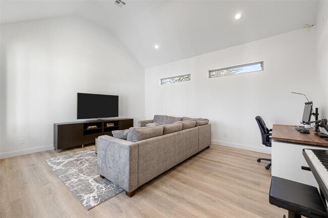 Building Photo - 1017 S Quinlan Park Rd