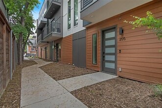 Building Photo - 4205 Roseland Ave