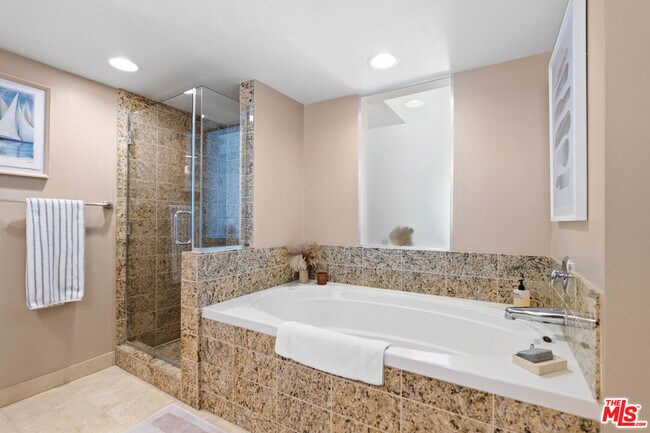 Building Photo - 13700 Marina Pointe Dr