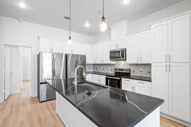 Building Photo - 2400 Benbrook Dr