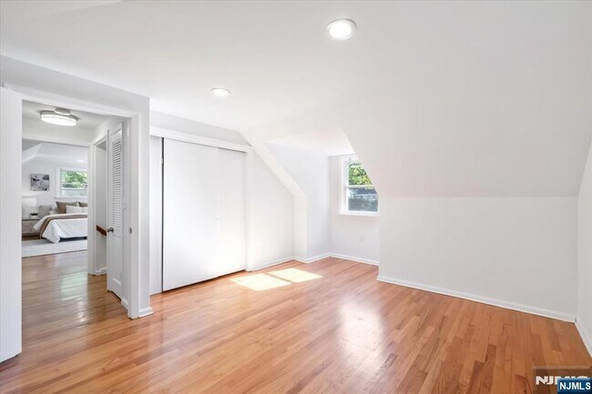 Building Photo - 947 E Glen Ave