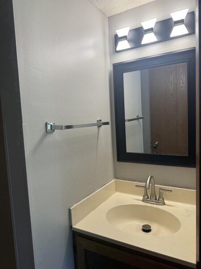Building Photo - 17490 Pond Cir