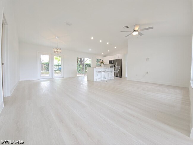 Building Photo - 687 Grove Dr