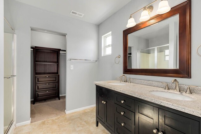 Building Photo - Centrally located 3 Bed/2-1/2 Bath Kenmore...