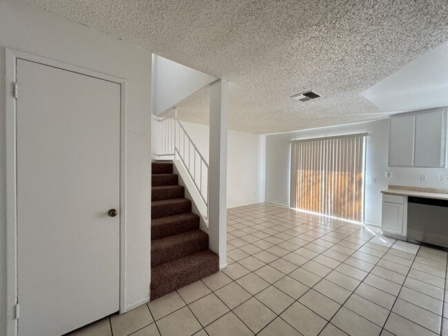 Building Photo - East Palmdale Townhouse