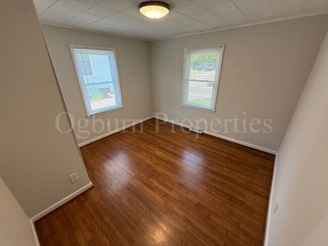 Building Photo - 651 S Sunset Dr
