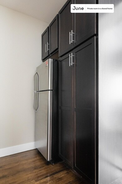 Building Photo - Private bedroom in 3 bed/1 bath Home