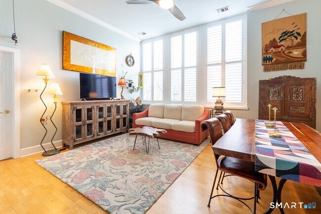 Building Photo - 6 School St