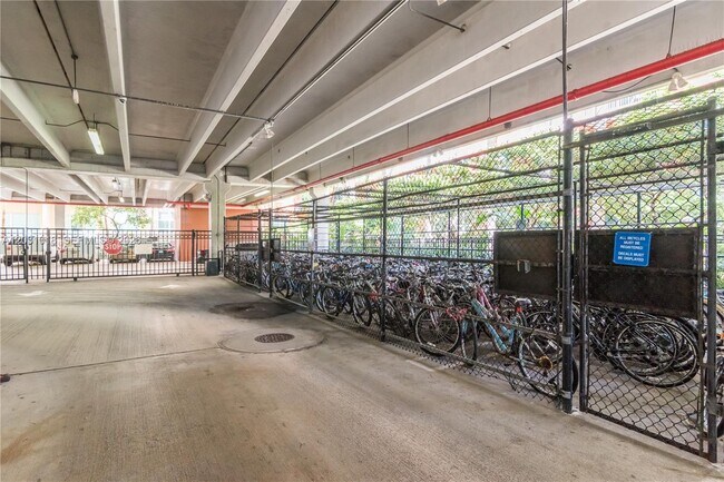 Building Photo - 2000 N Bayshore Dr