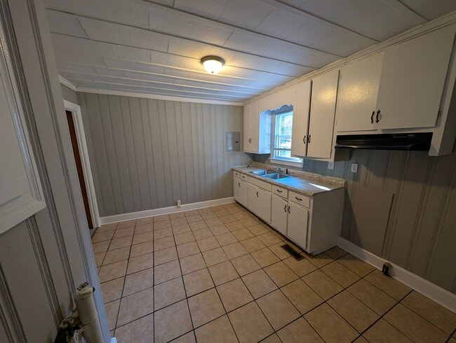 Building Photo - Cozy 2 Bedroom