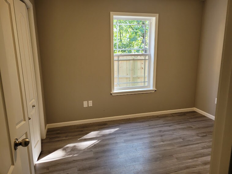 Building Photo - 305 Dogwood Pl