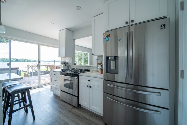 Building Photo - 27657 W Lakeshore Dr