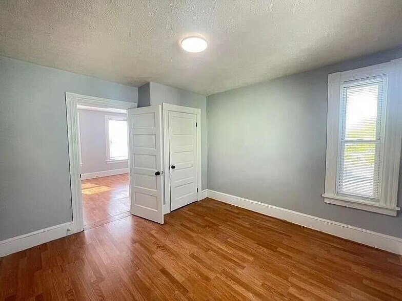 Building Photo - 231 Laurel, 3