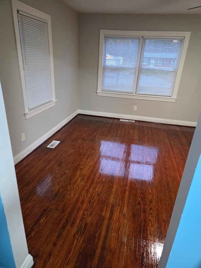 Building Photo - 4879 Charlotte Dr