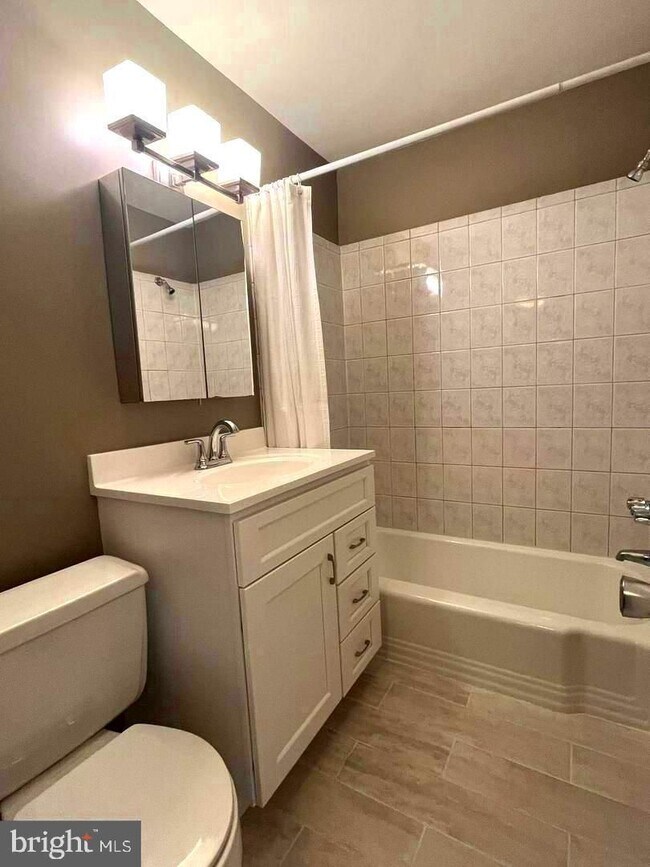 Building Photo - 10619 Weymouth St