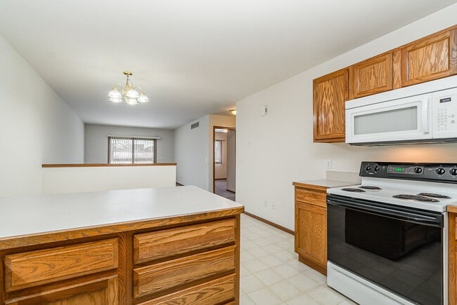 Building Photo - Morning Dawn Dr - Ranch Duplex