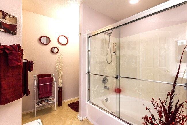 Master Bath (tub/shower) - 10410 N Cave Creek Rd