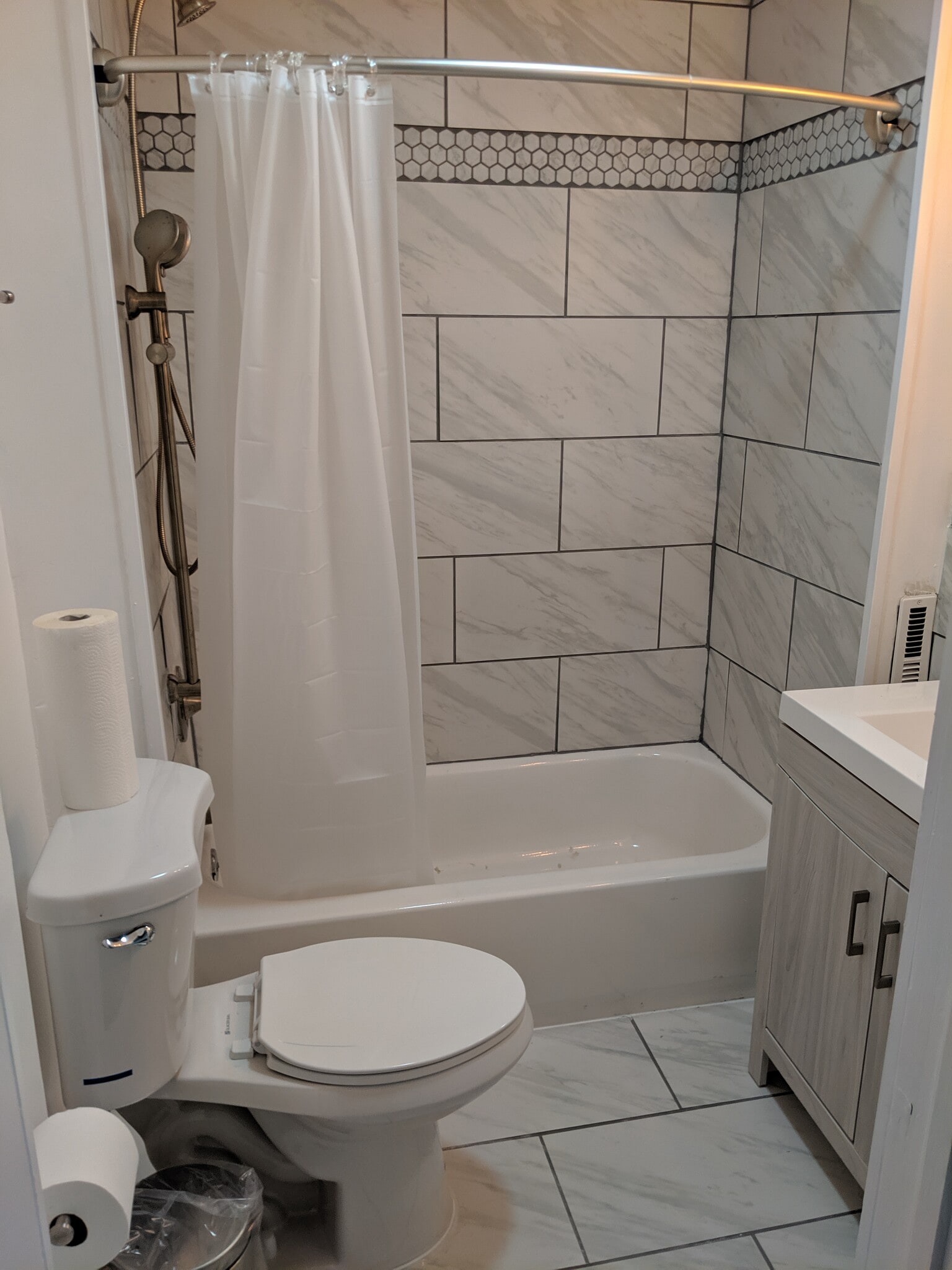 porcelain tile in tub/shower, dual shower heads, sink, new toilet, built-in shower curtain rod - 1448 Lincoln Ave