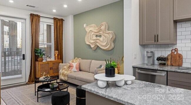 Building Photo - 515 Royal Ct