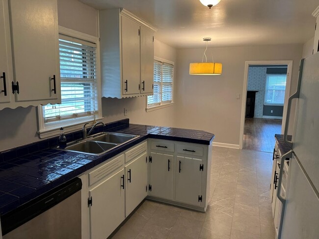 Building Photo - 408 Avery St