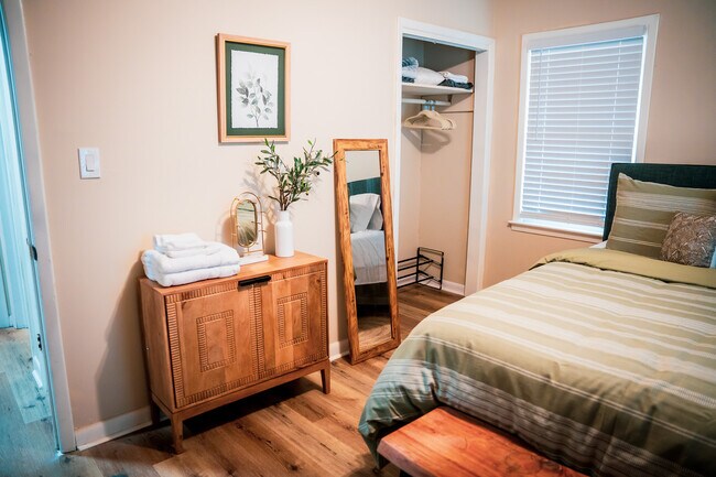 Building Photo - 3232 Logan Pl