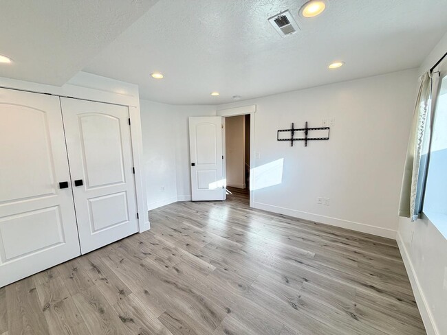 Building Photo - 347 W 410 N St