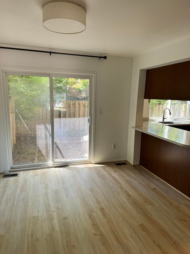 Building Photo - 3200 Bolgos Cir